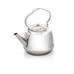 Petromax Kaffepanna 0.8L är en stilren och traditionell kanna för kaffe eller tevatten.