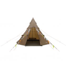 Easy Camp Rands Tipi uppställt och redo – den öppna dörren bjuder in till en rymlig och bekväm vistelse i naturen.