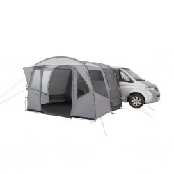 Easy Camp Reine har en stor regnskyddad ingång fram på biltältet.