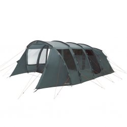 Easy Camp Sola 6 är ett rymligt familjetält med två allrum och två mörklagda sovrum.