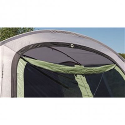 Dörren på familjetältets front går öppna från två håll vilket gör att dörren går använda som ex vindskydd.