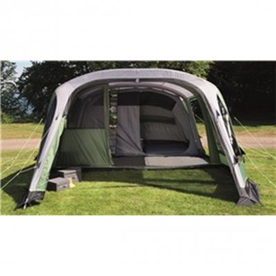 Fronten går öppna helt för att ventilera tältet eller använda det yttre rummet som en skyddad uteplats.