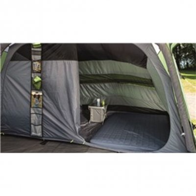 Sovkabin med tre sovrum med mörklagt tak och borttagbara mellanväggar.