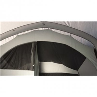 Luftkanalernas form maximerar ytan med ståhöjd i familjetältet.