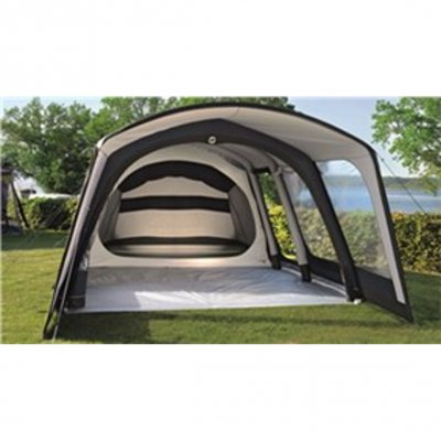 Öppna fronten helt för att använda tältet som en skyddad uteplats.