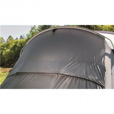 Stor reglerbar ventil bak ger familjetältet Outwell Birdland 3P bra ventilationsmöjligheter.