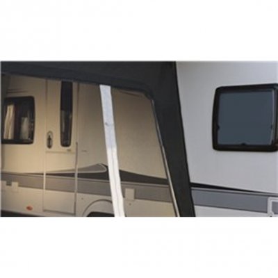 Sidopanelen på förtältet går öppna varmare dagar.