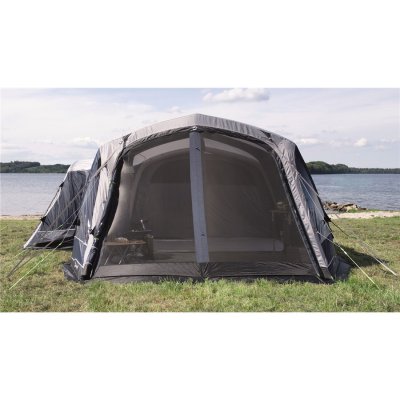 Insektsnät på dörrarna gör familjetältet Outwell Lakeville 7SA enkelt att vädra även vid småkryp i farten.