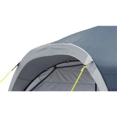 Öppen väggsektion på trädgårdstältet.