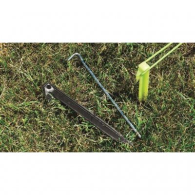 Färgkodade markpinnar gör familjetältet Outwell Parkdale 6PA enkelt att montera.