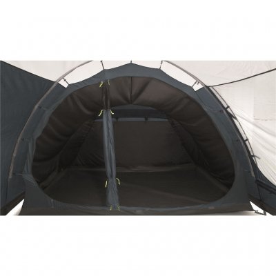 Rymlig mörklagd sovkabin i campingtältet Outwell Dash 5.