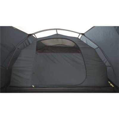 Mörklagd sovkabin med D-formad dörr och bra ventilation på campingtältet Outwell Earth 5.