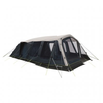 Outwell Knoxville 7SA 7-personers familjetält med en halva av dörren i fronten öppen.