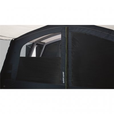 Dörren mellan rummen på tältet har gardiner och en magnetdörr.