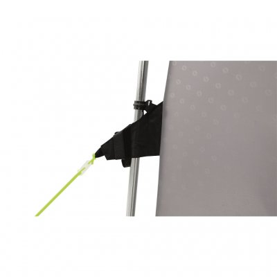 Kraftiga stänger och fästen för linor gör det stabilt mot vind.