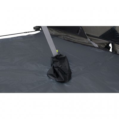 Hål för tältstång i golvet.