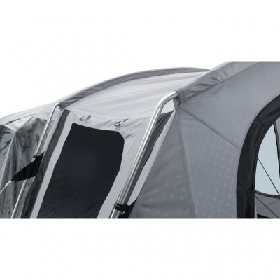 Sidorna går öppna för att ventilera tältet varma dagar.