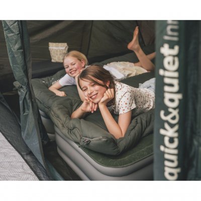 Extra lång sovkabin med lågt ljusgenomsläpp, Outwell Quick & Quiet sovkabinsdörr och hög takhöjd.