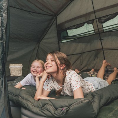 Rymlig sovkabin med bra ventilation och mörkt tyg.