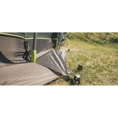 Kraftiga stänger och fästen för tältlinor ger ett tält som tål mycket vind.