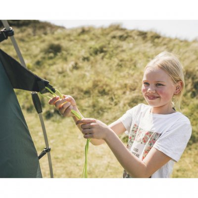 Extra starka fästen för stormlinor gör att tältet står stabilt