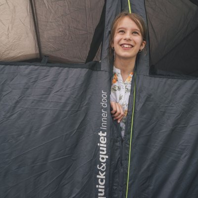 Mörklagd sovkabin och rullgardin för ventilation på familjetältet