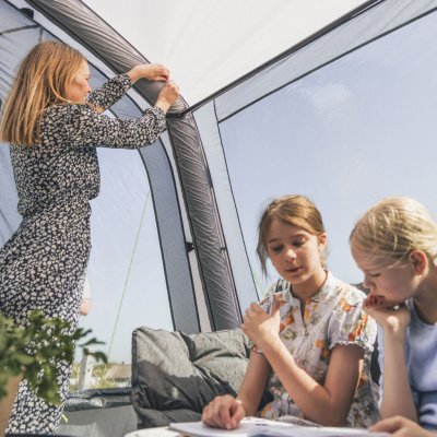 Stora tonade fönster ger ett behagligt ljus inuti tältet