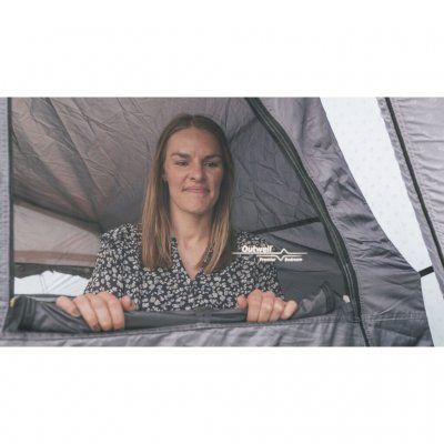 Outwell Premier Bedroom med mörka väggar och tag för att minska ljusgenomsläppet