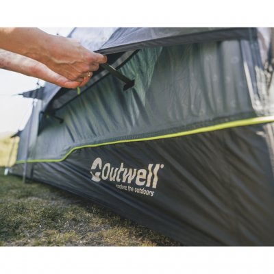 Stor justerbar ventilation med myggnät under ena fönstret