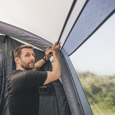 Teleskopiska aluminiumstänger mellan luftkanalerna som ger extra stöd och förbättrar spänningen på duken