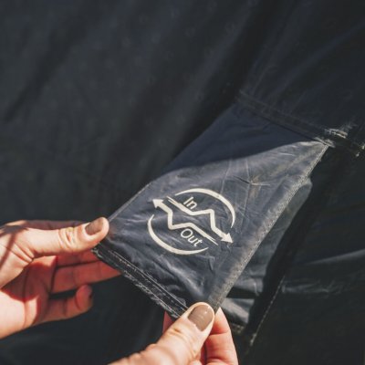 Rigid Air System gör det enkelt att resa tältet på kort tid, och den stabila konstruktionen klarar även tuffa väderförhållanden.