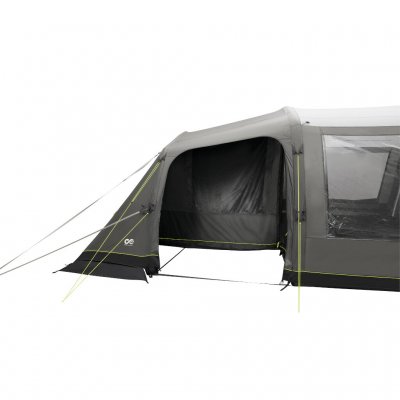 Förvaringsyta bredvid sovkabinen med dörrar från utsidan och allrummet – praktiskt och platsbesparande.