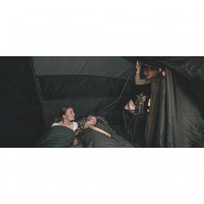 Mörkt tyg i tak och sidopaneler på sovkabinen skyddar mot kvälls och morgonsol