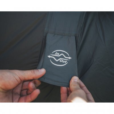 Rigid Air System gör det enkelt att resa tältet på kort tid, och den stabila konstruktionen klarar även tuffa väderförhållanden.