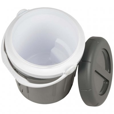 Den rymliga kannan gör det enkelt att servera vatten, saft eller andra kalla drycker till hela sällskapet.