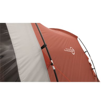 Kraftiga glasfiberstänger och förstärkta fästen för tältlinor på Easy Camp Huntsville 600.
