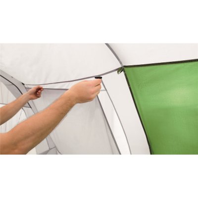 Samtliga fönster på Easy Camp Palmdale 400 har gardiner.