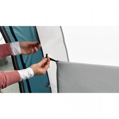 Gardiner som justeras i tre steg på Easy Camp Palmdale 800 Lux.