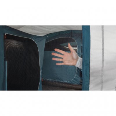 Dörrar med myggnät både fram och på sidan.