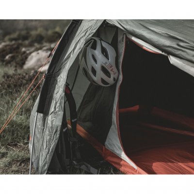 Sarek 1 absid – rymligt förvaringsutrymme med krok i taket för att hänga hjälm eller utrustning. Perfekt för organiserad packnin