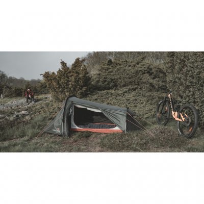 Sarek 1 uppställt i naturskön miljö med cykel intill – lättviktigt och kompakt tält designat för cykeläventyr, med smarta förvar