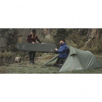 Reindal 2 tunneltält i naturmiljö, två personer lyfter in ett liggunderlag genom tältets öppna entré.