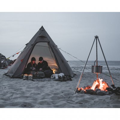 Stämningsfull kväll vid Easy Camp Otra Tipi – en värmande eld och naturnära upplevelser skapar den perfekta campingkänslan.