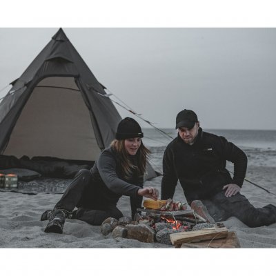 Matlagning under bar himmel – njut av en härlig utomhusmåltid vid elden med Easy Camp Otra Tipi som en mysig bakgrund.