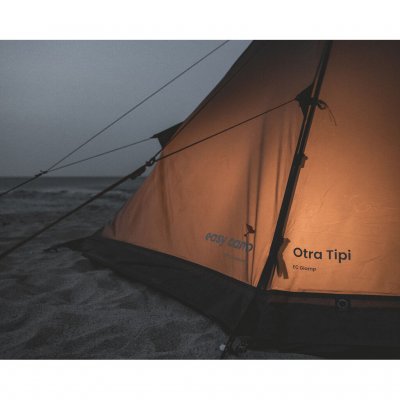 Easy Camp Otra Tipi i kvällsljus – en mysig och inbjudande atmosfär för avkopplande stunder i naturen.