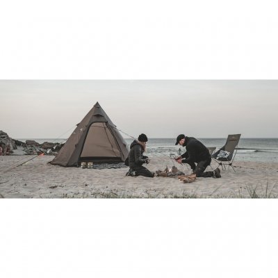 Avkoppling vid stranden med Easy Camp Otra Tipi – perfekt för äventyr och mysiga stunder i naturen.