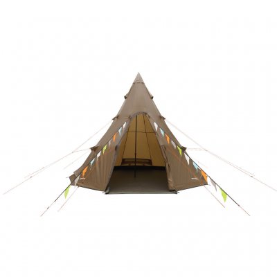Easy Camp Rands Tipi uppställt och redo – den öppna dörren bjuder in till en rymlig och bekväm vistelse i naturen.