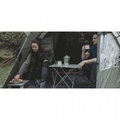 Tack vare sin storlek är det inga problem att möblera tältet med ett litet bord och stolar