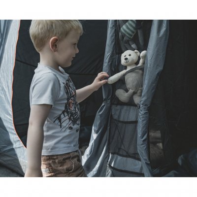 Insydda förvaringsfickor på utsidan av sovkabinen förenklare förvaringen av småprylar såsom tofflor och leksaker