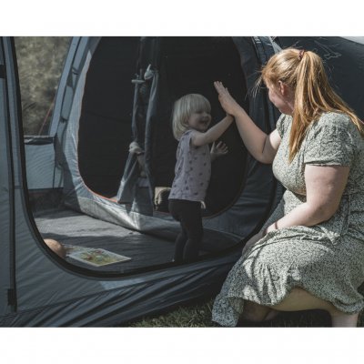 Sidoingång med myggnät på familjetältet Easy Camp Skarvan 6.